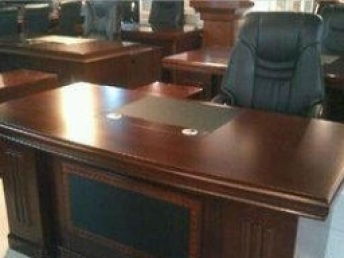 北京二手辦公家具廠 經濟實惠的老板桌、屏風工位與椅子選購指南